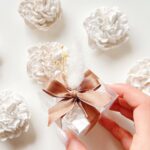 Rosa de Gesso Perfumado em Caixinha Transparente Laço Rosa Velho