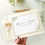 Livro de Honra Bege com Lacres e Flores Secas